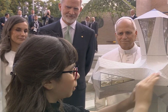 Valentina beskriver Jesu Kristi tårn i Sagrada Família for pave Leo XIV.