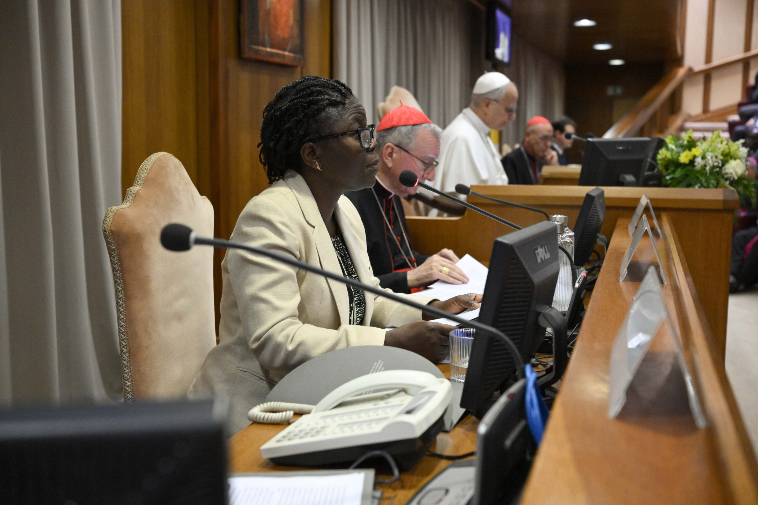 Léocadie Lushombo under presentasjonen av encyklikaen sammen med pave Leo og kardinal Pietro Parolin.