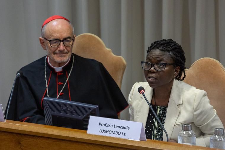 Léocadie Lushombo taler under presentasjonen av Magnifica Humanitas i Vatikanet mens kardinal Michael Czerny lytter.