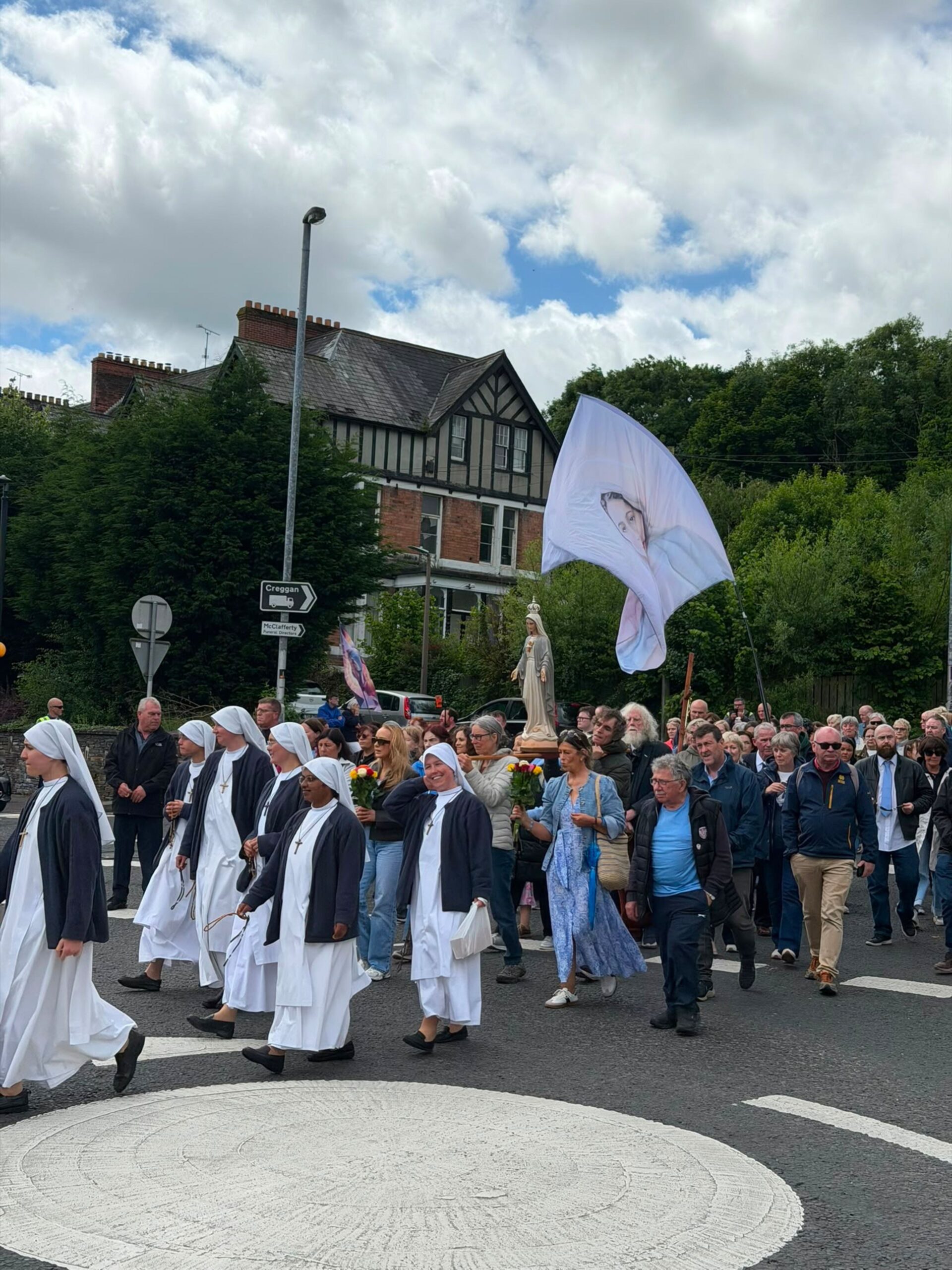 Tusenvis deltar i eukaristisk prosesjon i Derry