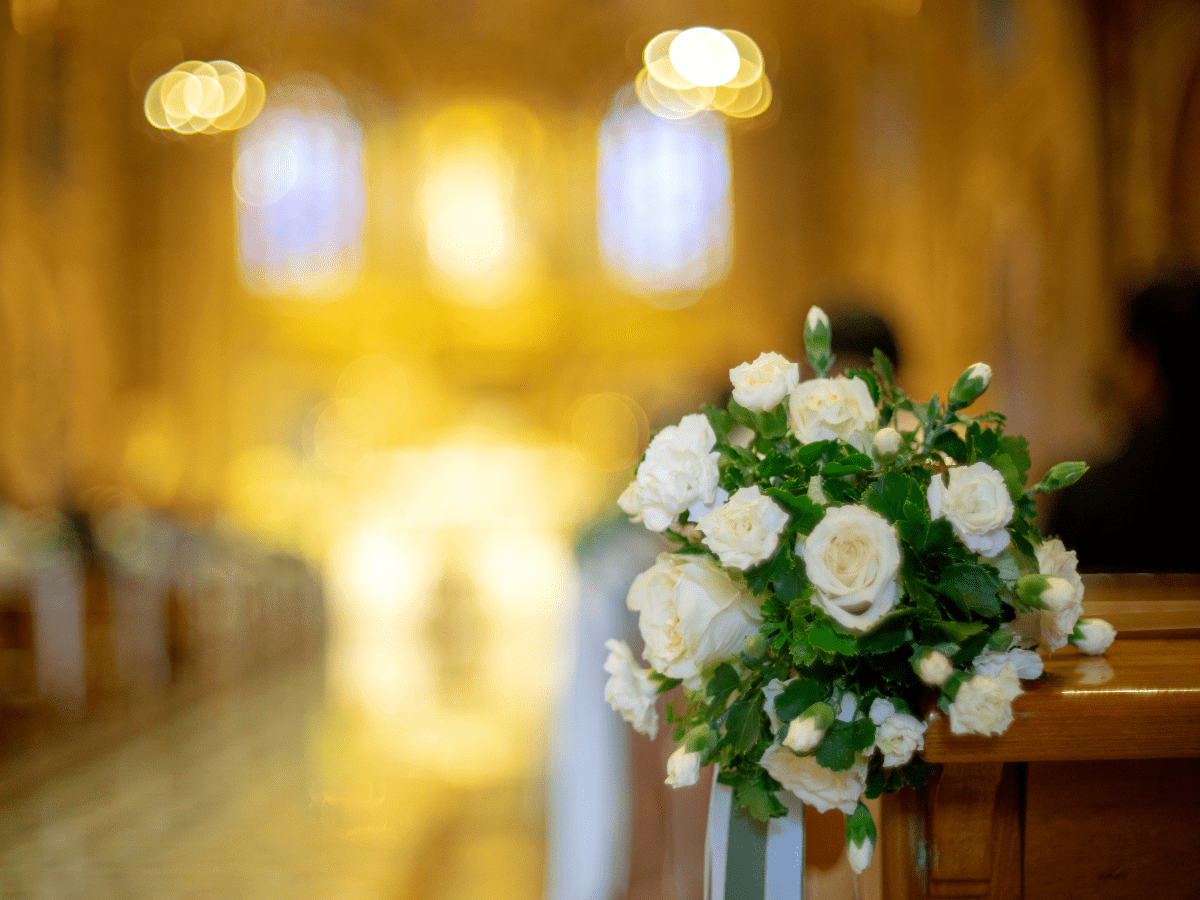 Blomsterkrans i en kirke