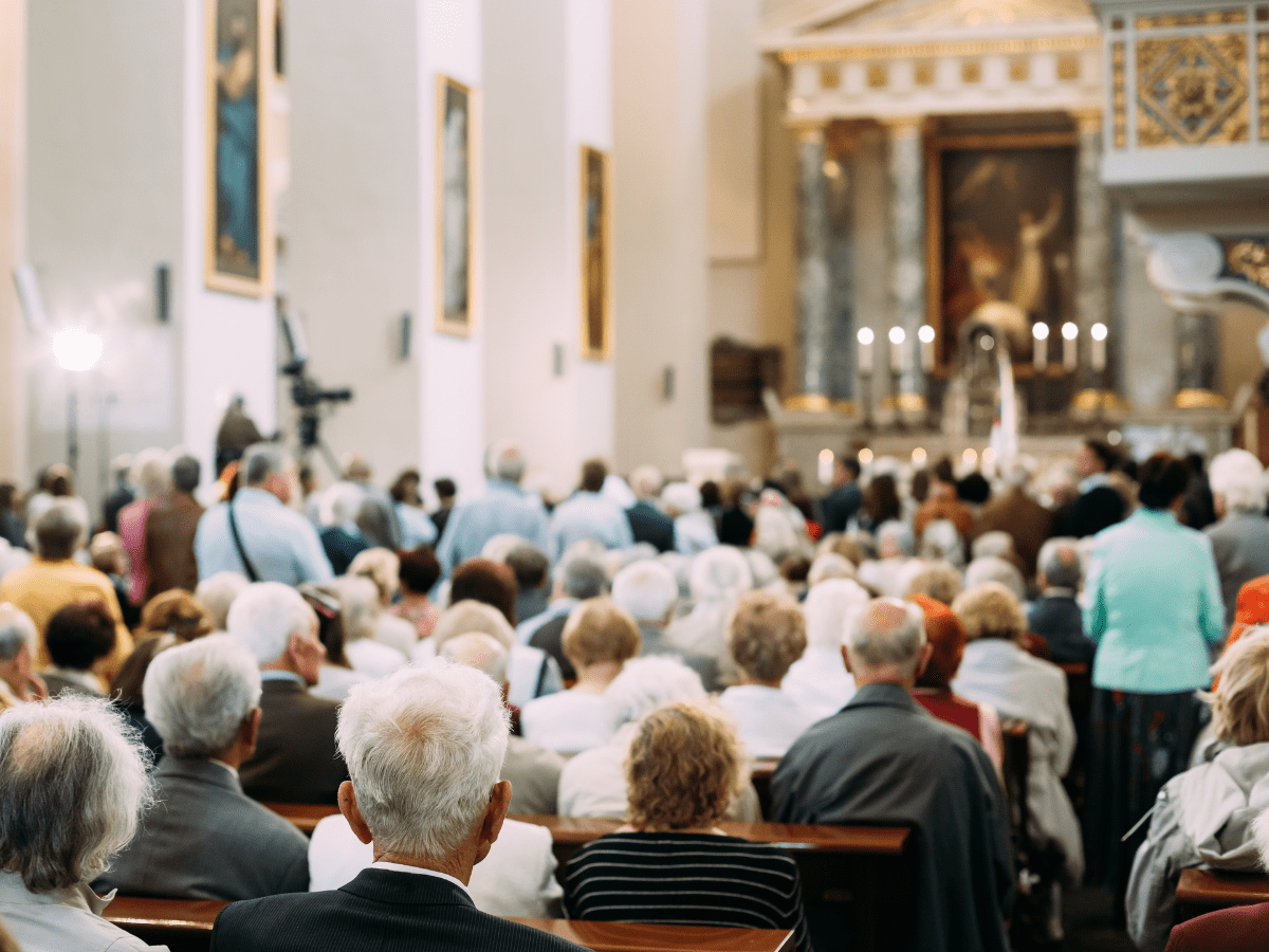 En kirke fylt med folk under en messe