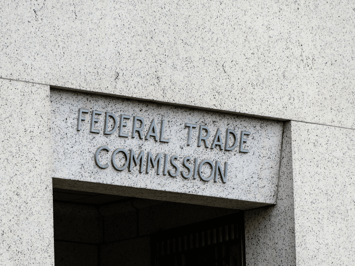 Navnet på Federal Trade Commission sees over inngangsdøren deres.