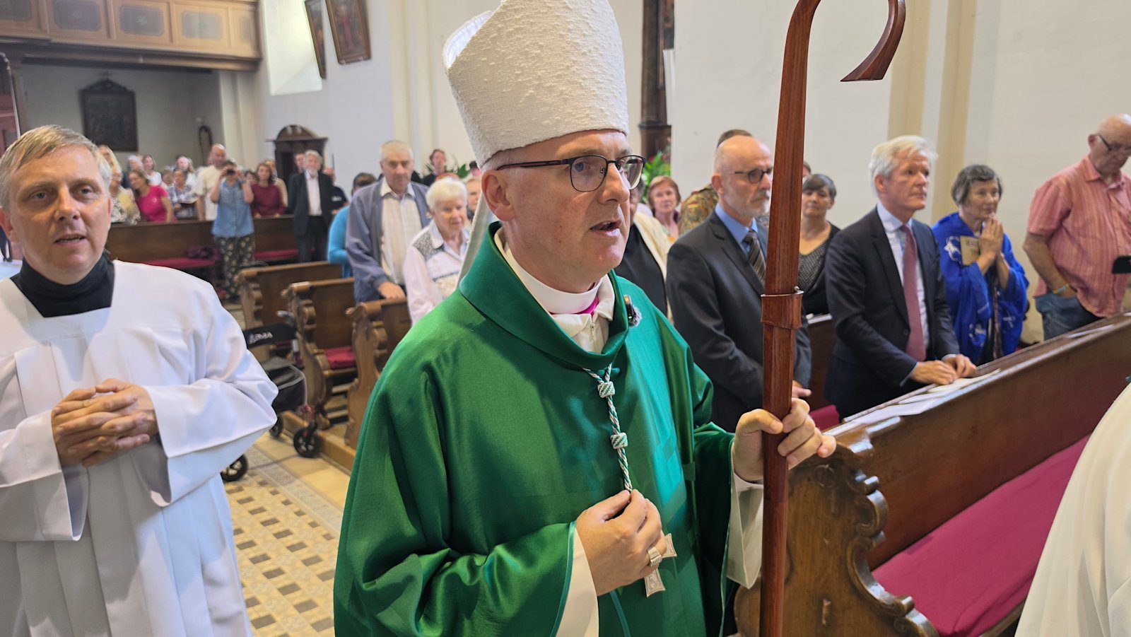 Erkebiskop Stanislav Přibyl av Praha feirer forsoningsmessen i Jomfru Marias kroningskirke i Žatec i Tsjekkia 3. juni 2026.