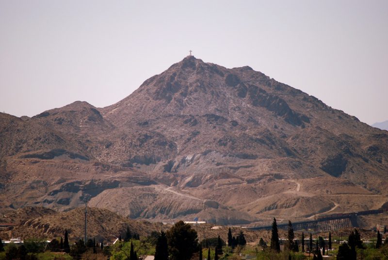 Mount Cristo Rey i Sunland Park i New Mexico med en Kristus-statue så vidt synlig på fjelltoppen.