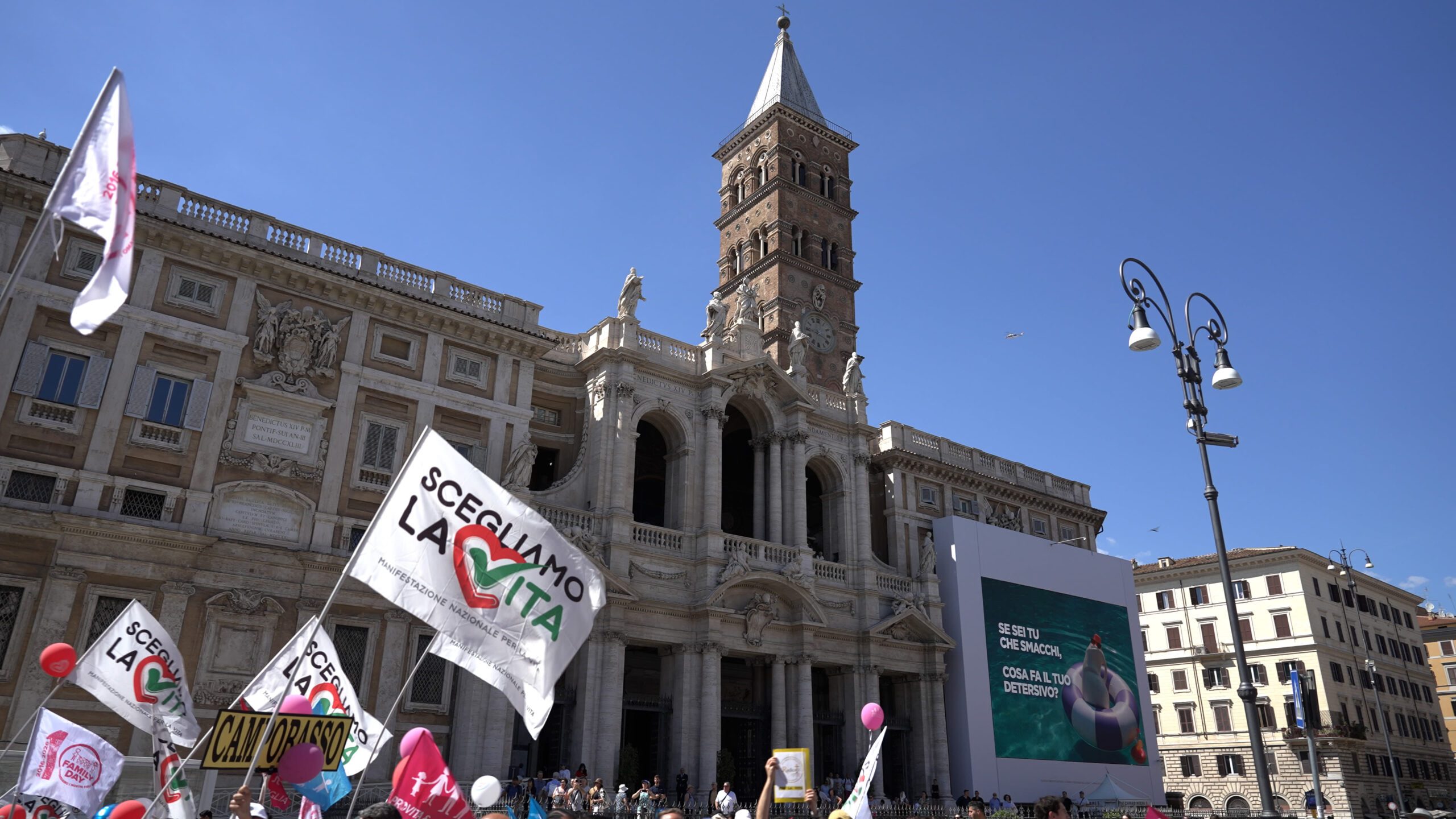 Flagget til Scegliamo della Vita-marsjen vaier utenfor basilikaen Santa Maria Maggiore i Roma.