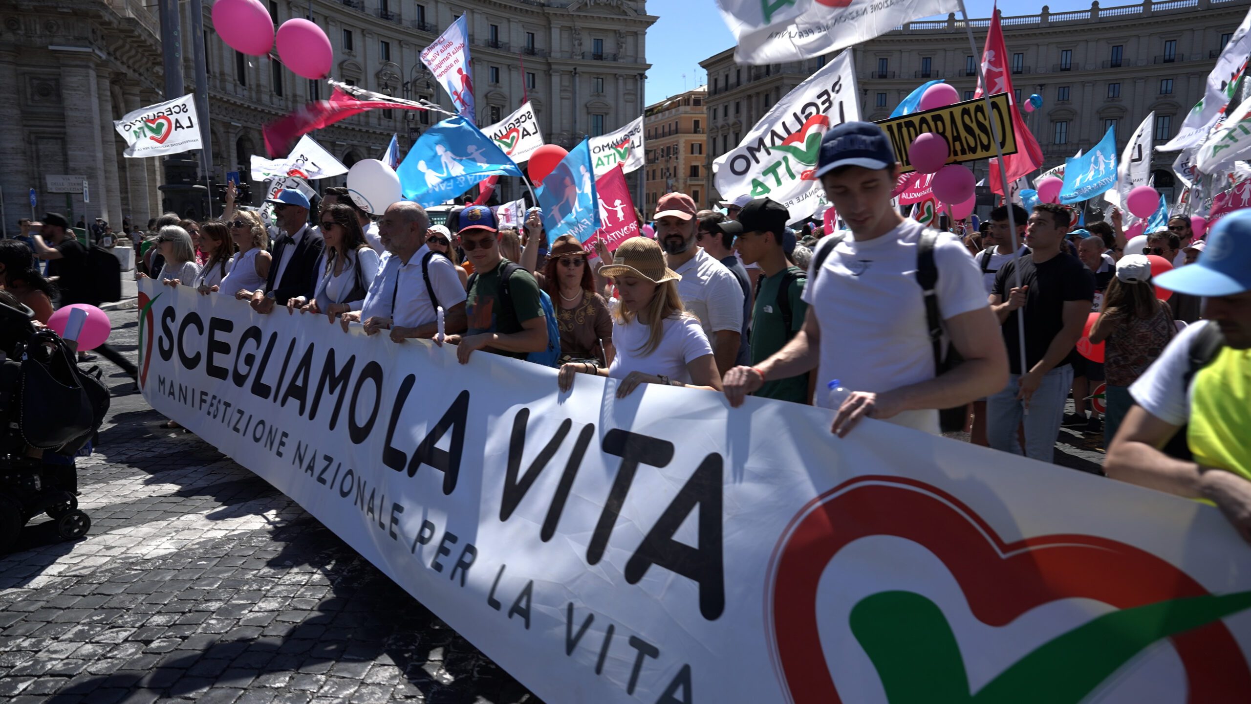 Deltakere holder et skilt under livsvernmarsjen i Roma.