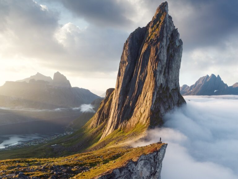 Mellom bakkar og berg ut med havet