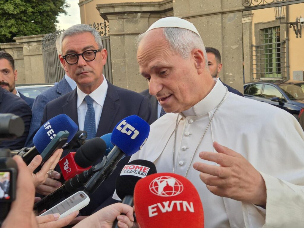 Pave Leo XIV snakker med journalister i Castel Gandolfo.