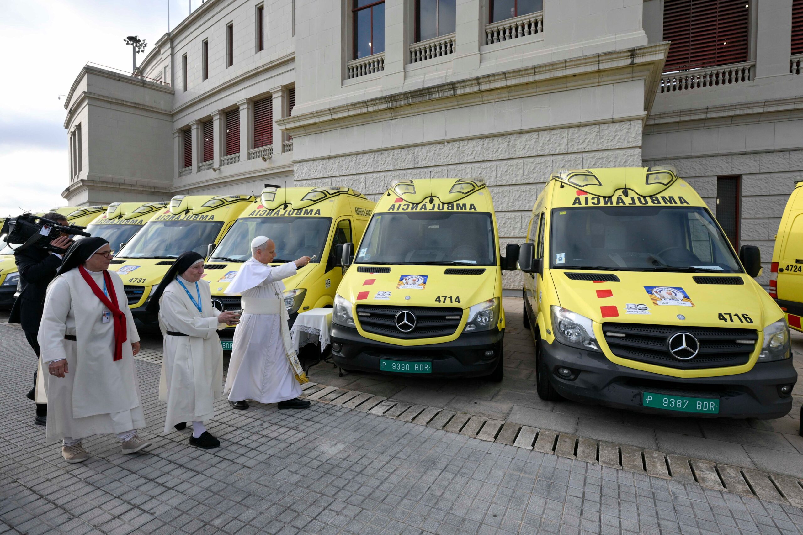 Pave Leo XIV velsigner ambulanser ved olympiastadion i Barcelona.