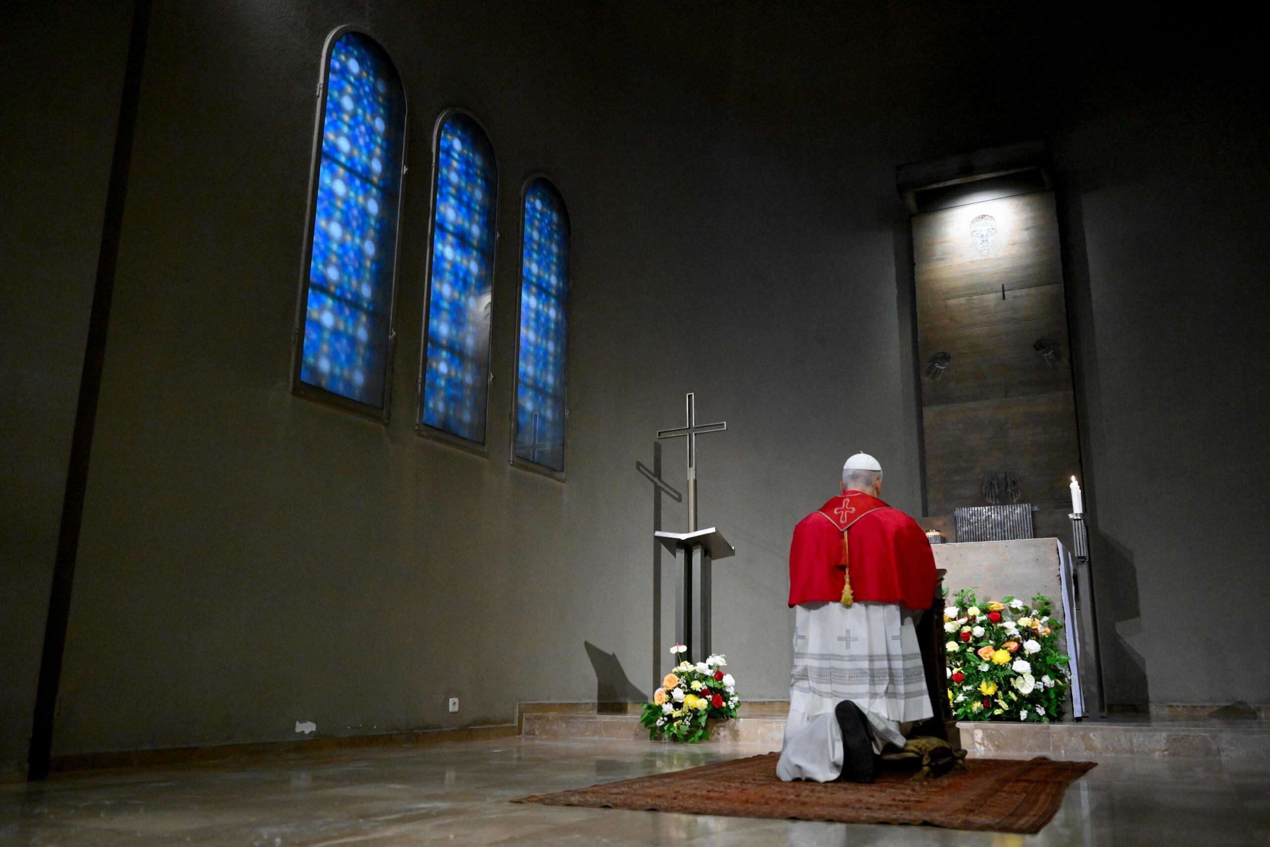 Pave Leo XIV ber ved Vår Frue av Montserrat-klosteret.