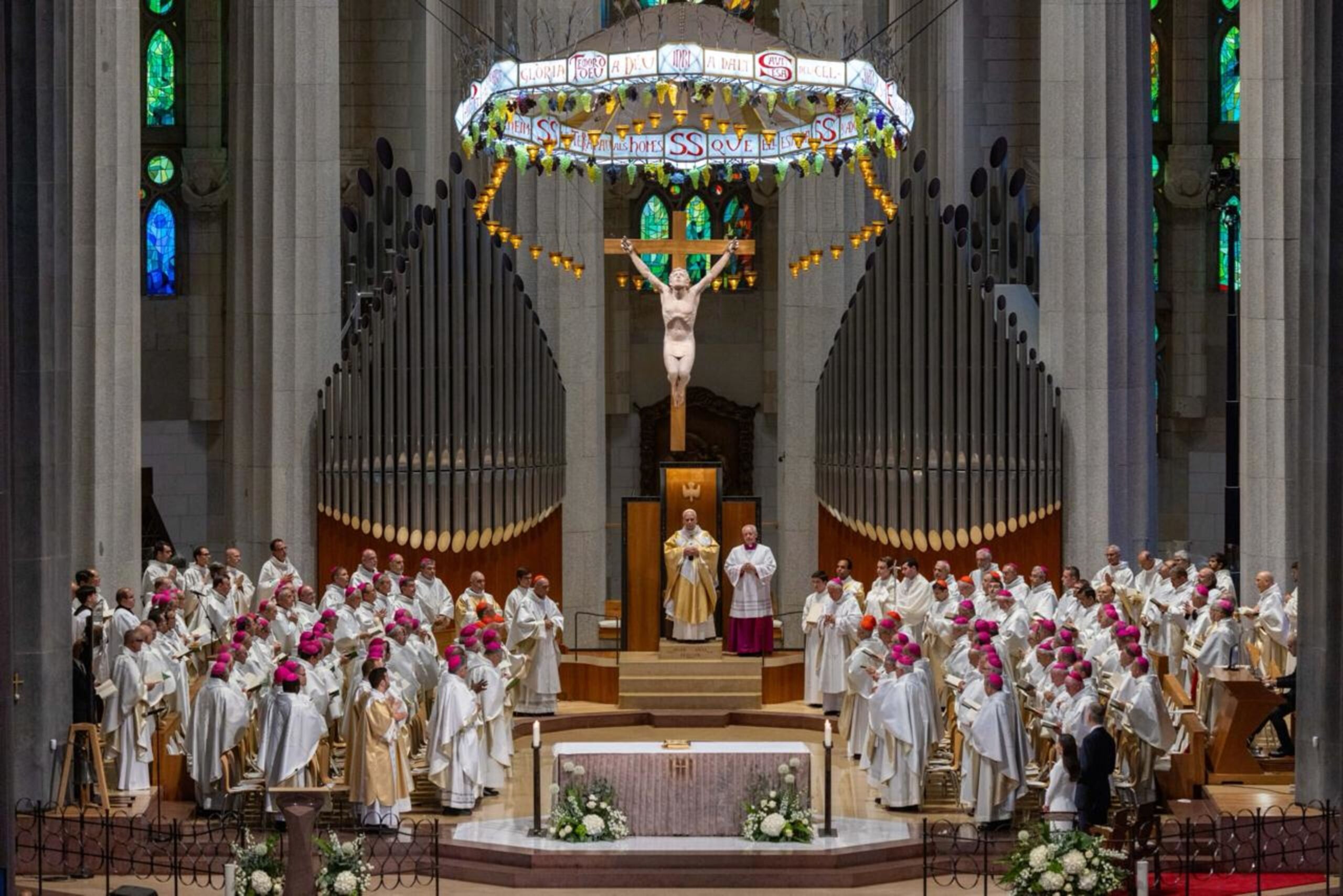 Pave Leo XIV feirer messe i Sagrada Familia-basilikaen.