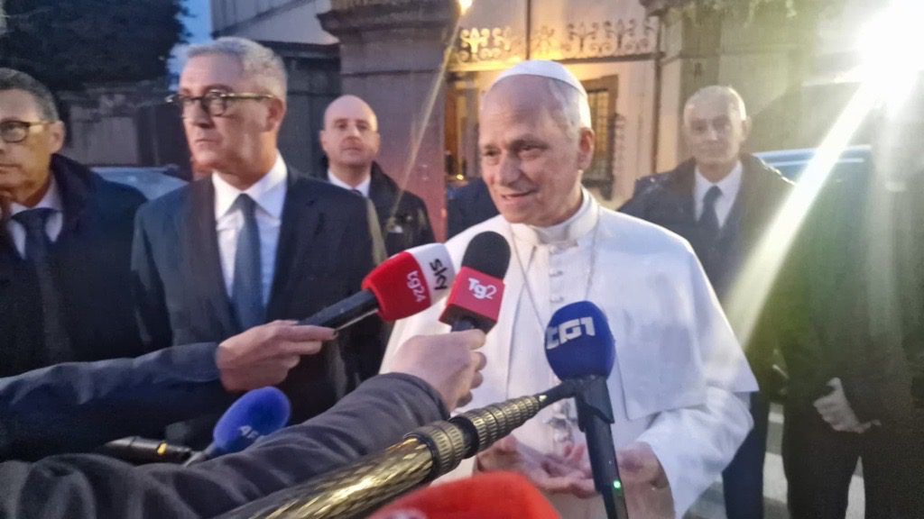 Pave Leo XIV snakker med journalister utenfor Castel Gandolfo.