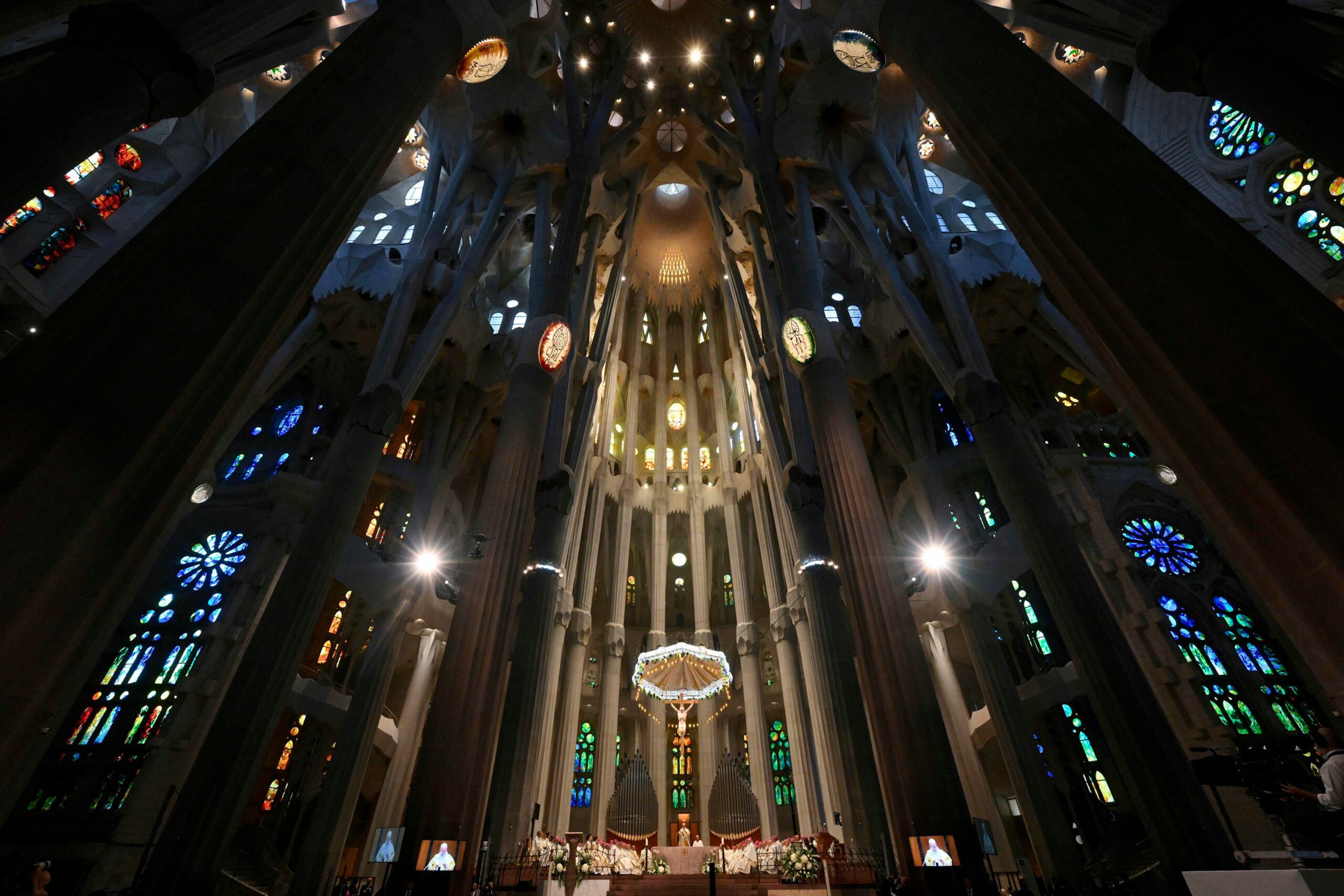 Pave Leo XIV feirer messe ved alteret i Sagrada Família-basilikaen
