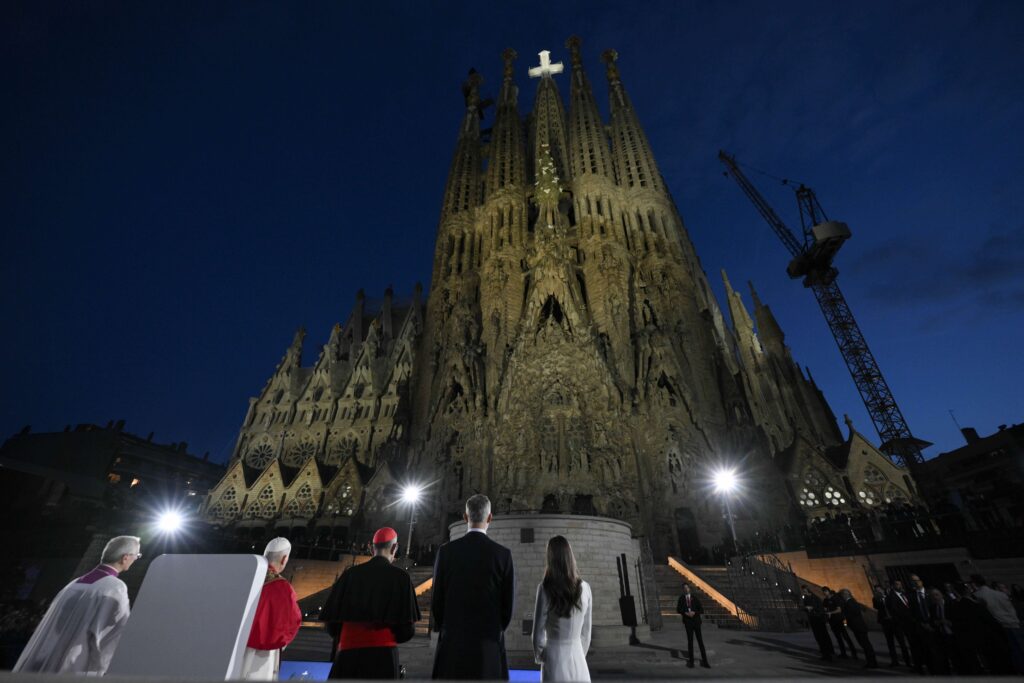 Sagrada Família-basilikaen i Barcelona med Jesu Kristi tårn og hvitt kors