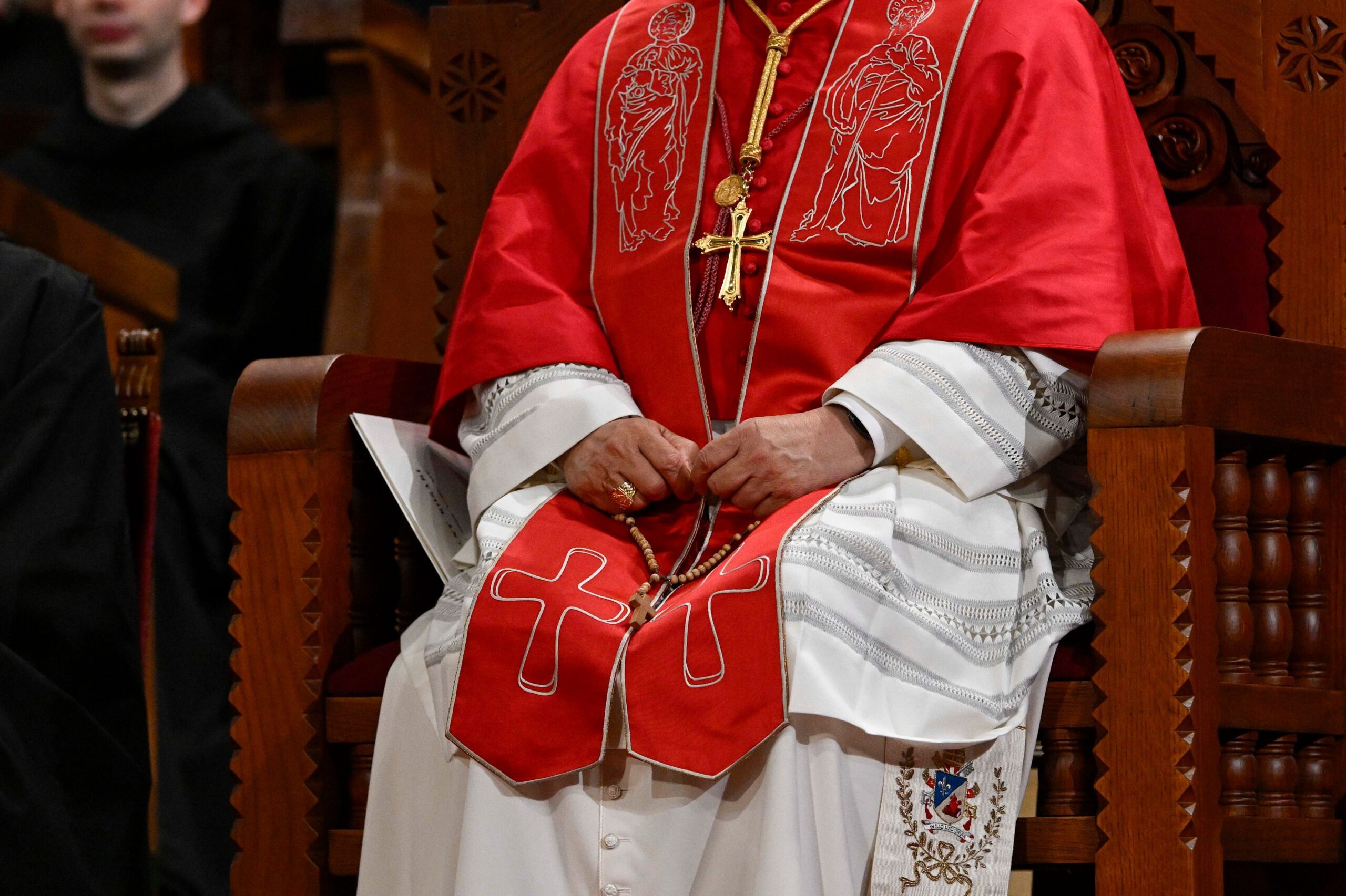 Pave Leo XIV ber med Sergis rosenkrans ved Montserrat.