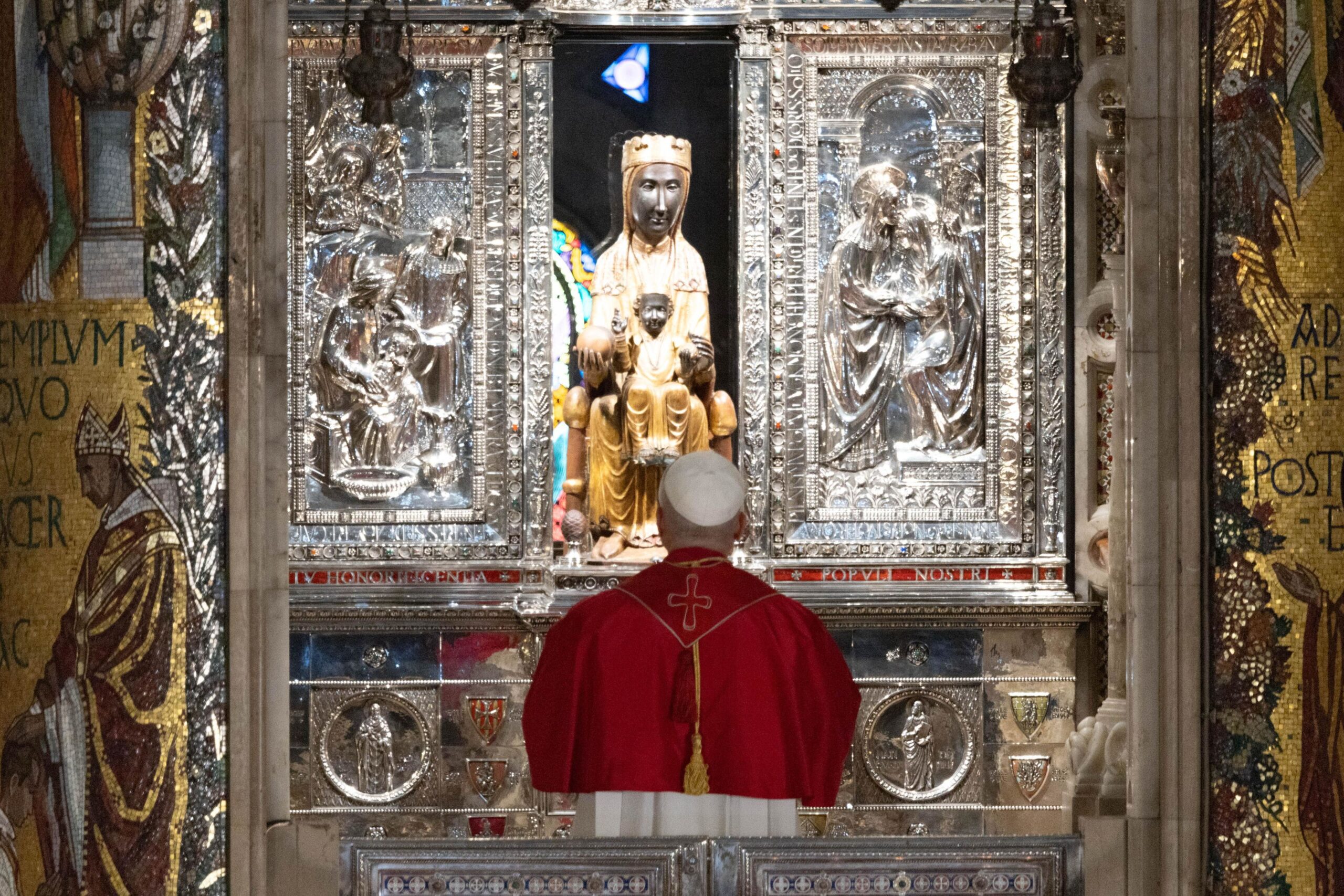 Pave Leo XIV ærer Maria med Jesusbarnet i Montserrat