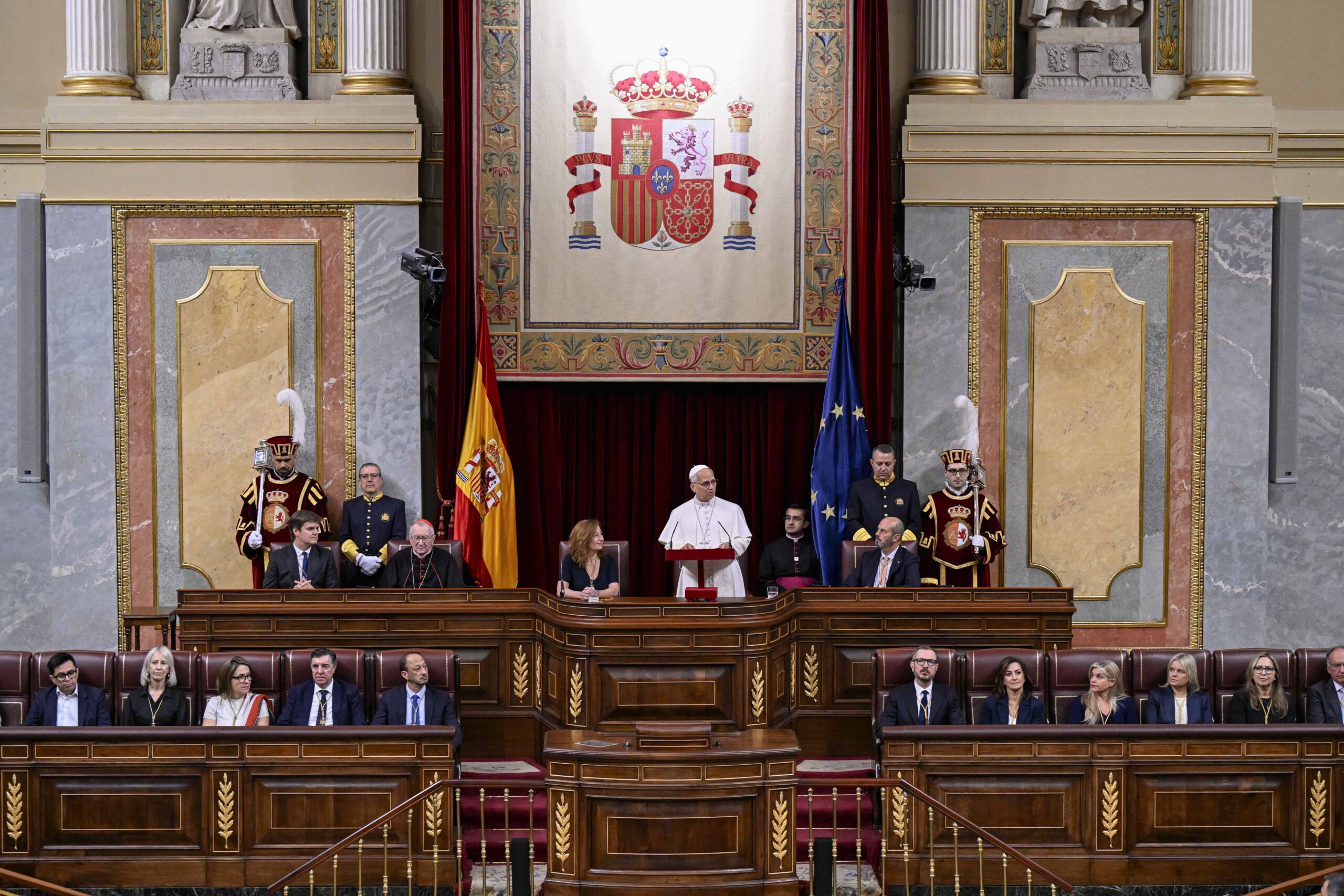 Pave Leo XIV taler i det spanske parlamentet i Madrid.