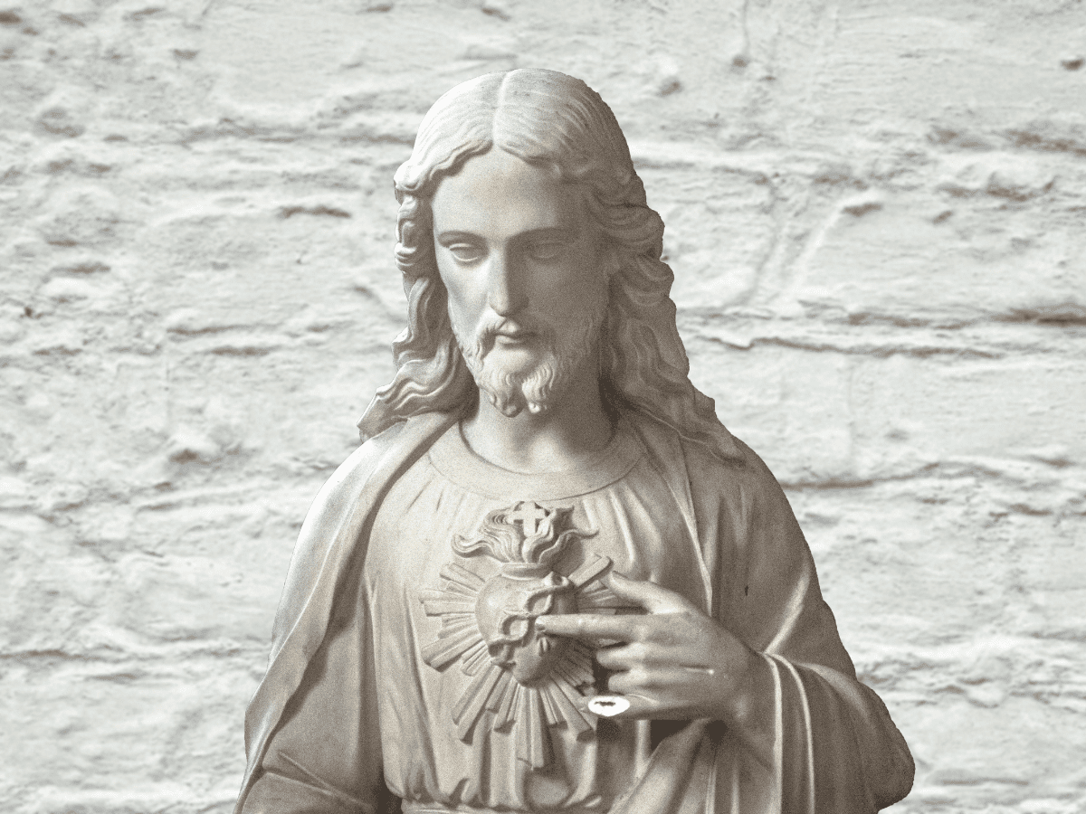 Statue av Jesu med Hans Hellige Hjerte