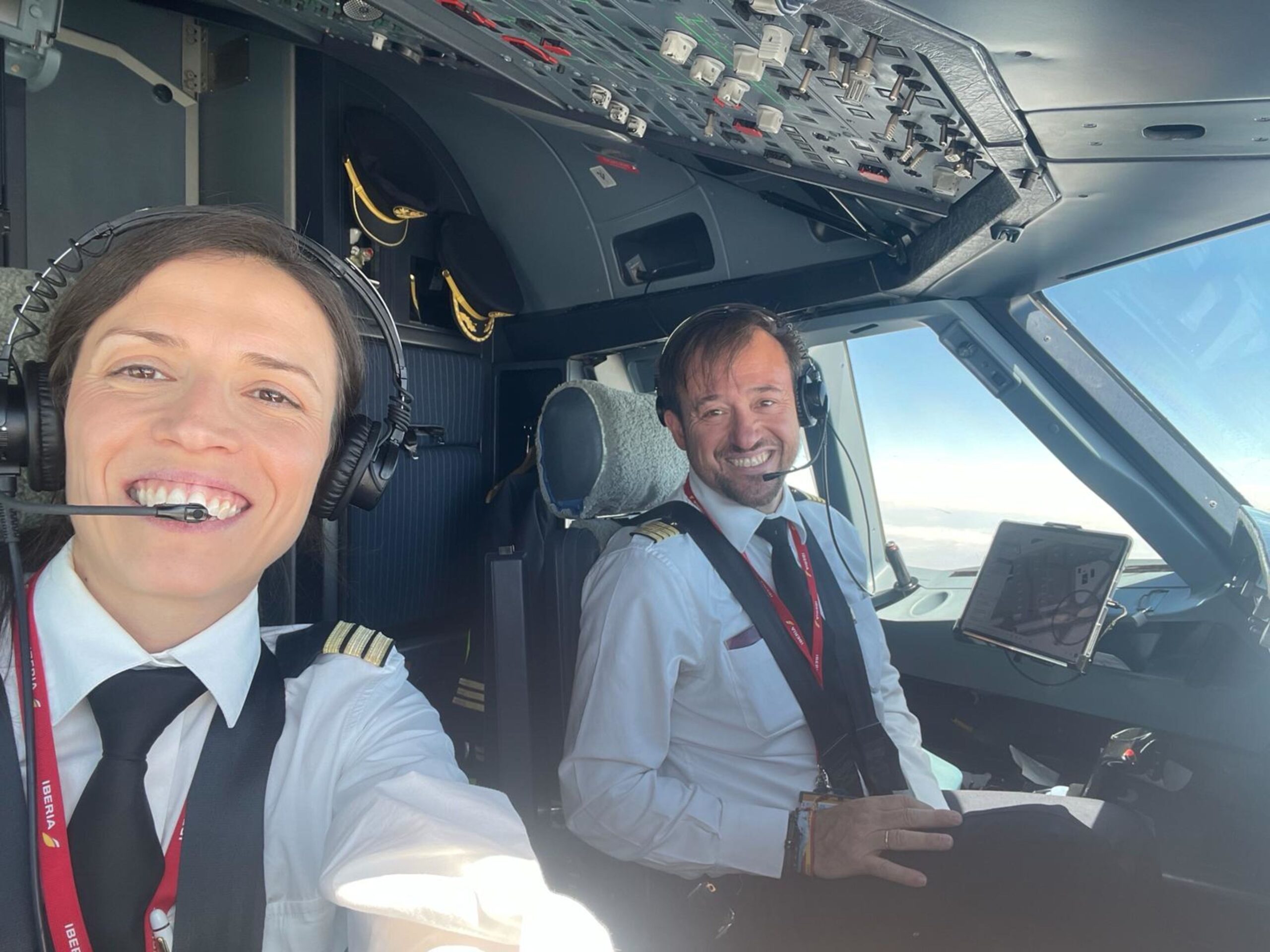 Ángeles Hernández og Pablo Martínez i cockpiten på Iberia-flyet.