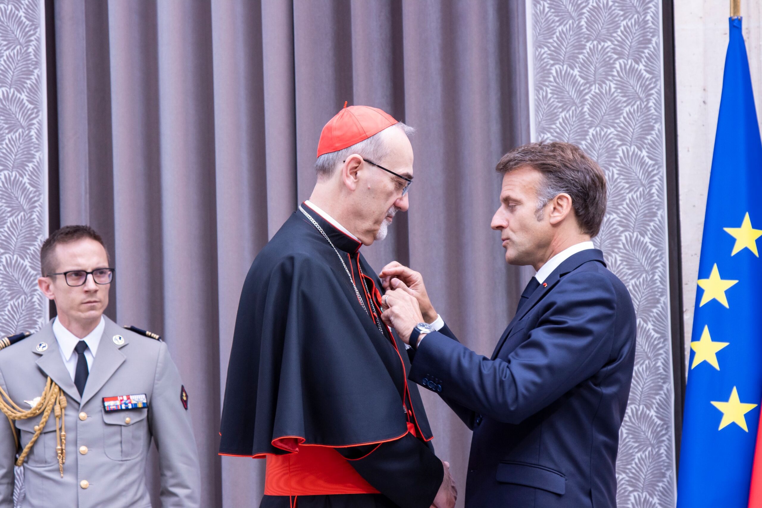 Emmanuel Macron tildeler kardinal Pierbattista Pizzaballa graden offiser av Æreslegionen.
