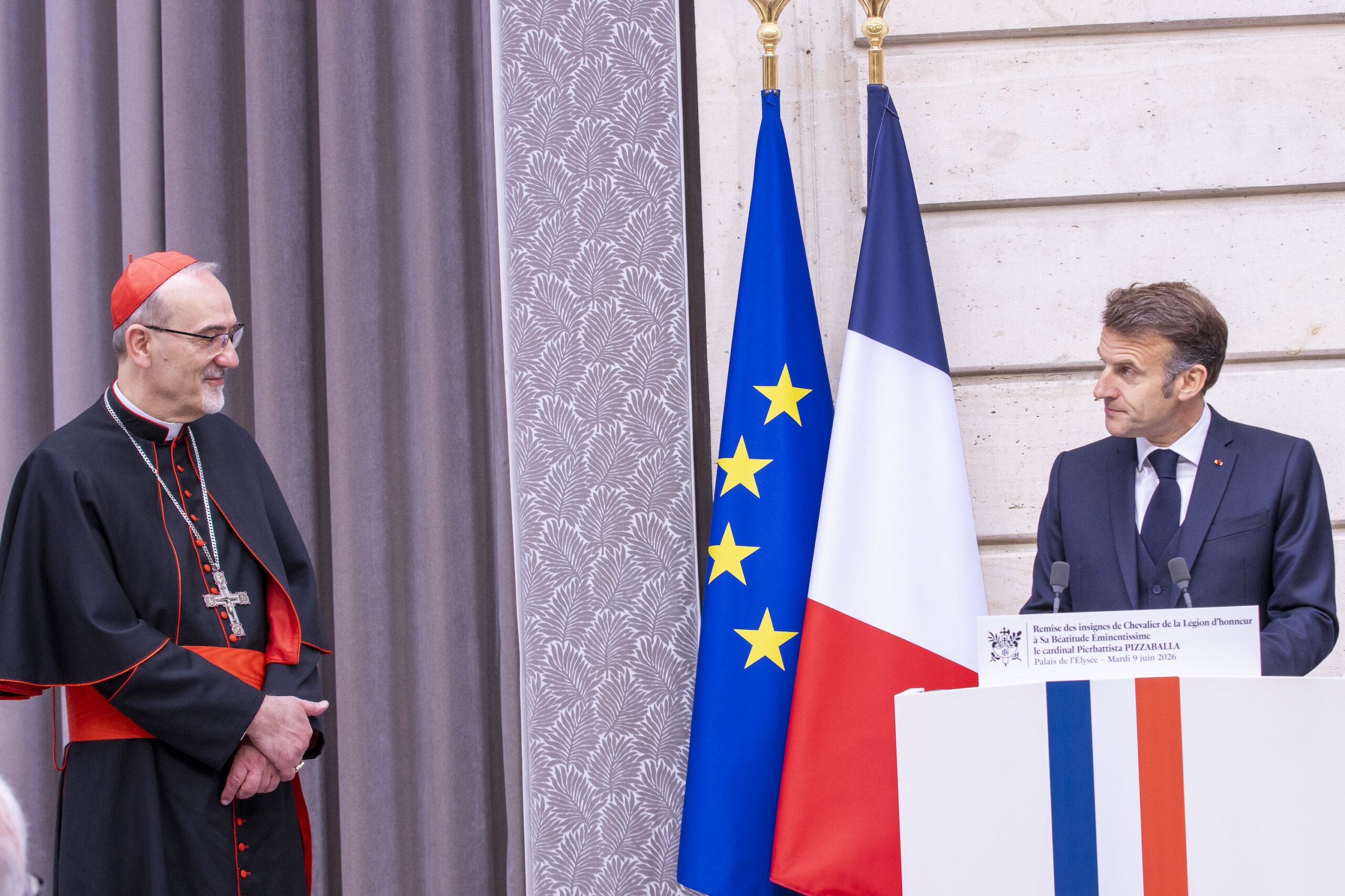 Kardinal Pierbattista Pizzaballa sammen med president Emmanuel Macron i Élysée-palasset.
