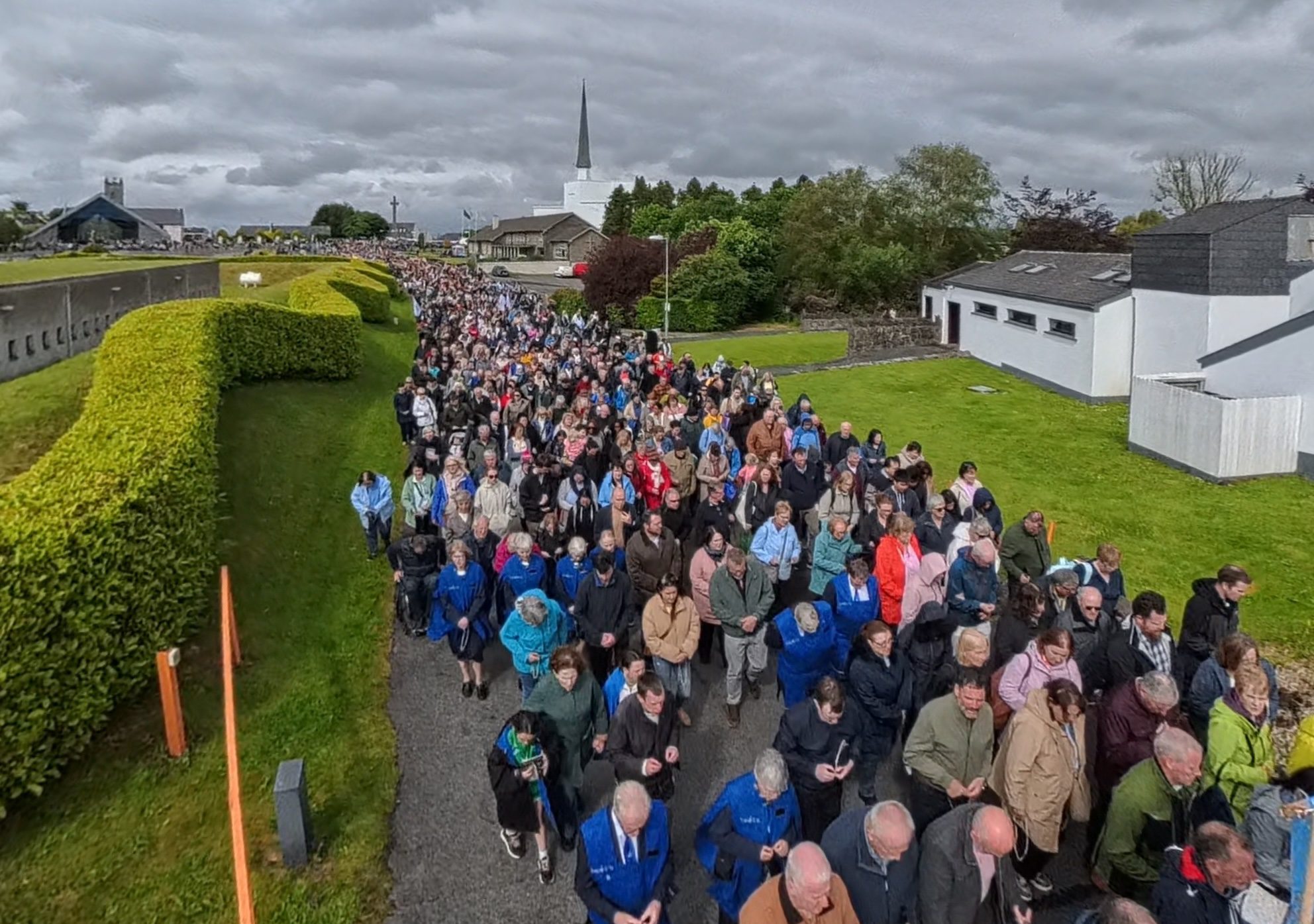 Tusenvis av pilegrimer samlet utendørs ved Knock-helligdommen i Irland