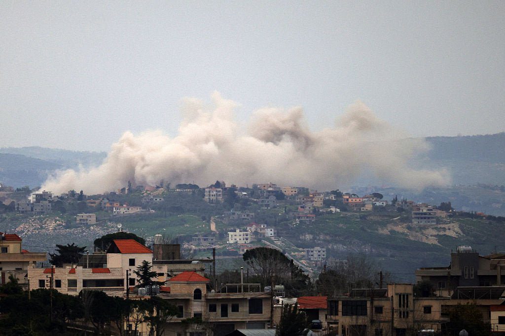 Røyk stiger fra eksplosjoner under israelske militæroperasjoner i Taybeh i Libanon 1. april 2026.