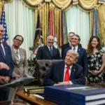 Trump kunngjør fredsavtale med Iran og stans i fiendtlighetene