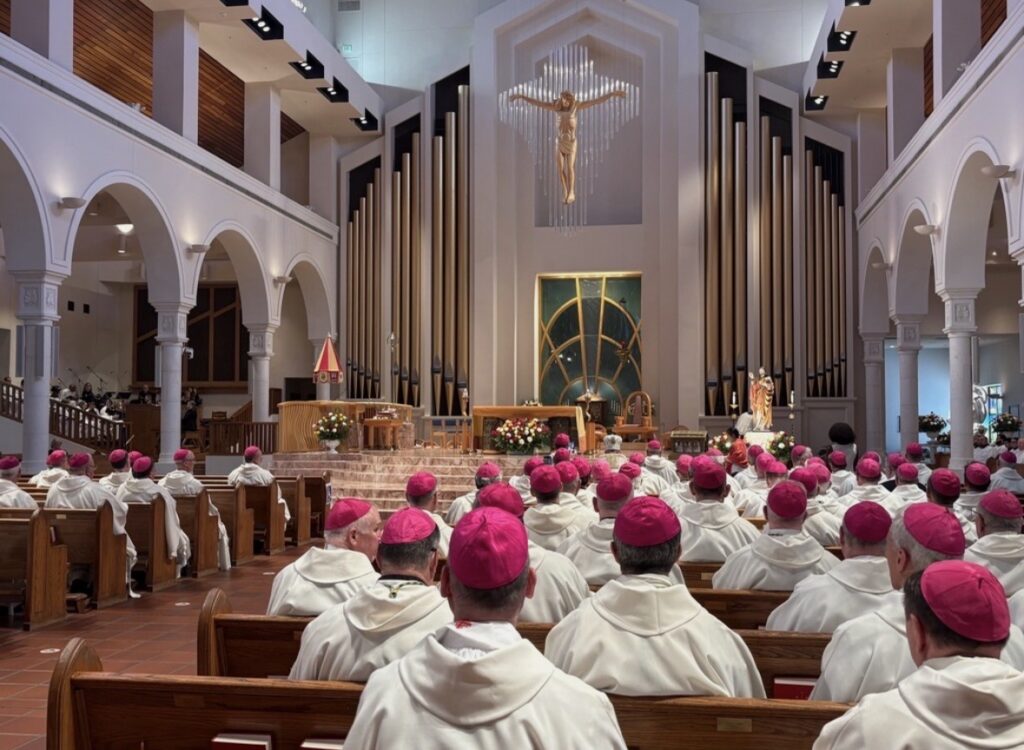 Biskoper under messen i Orlando der USA vies til Jesu hellige hjerte.