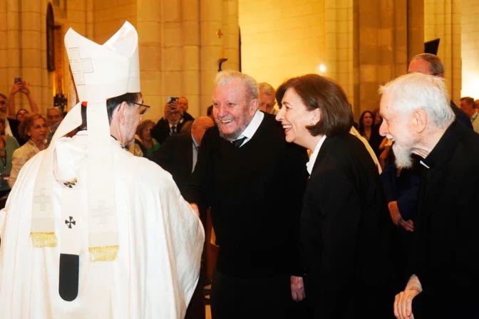 Kardinal José Cobo hilser på Kiko Argüello, Ascensión Romero og p. Mario Pezzi under jubileumsmessen i Almudena-katedralen.