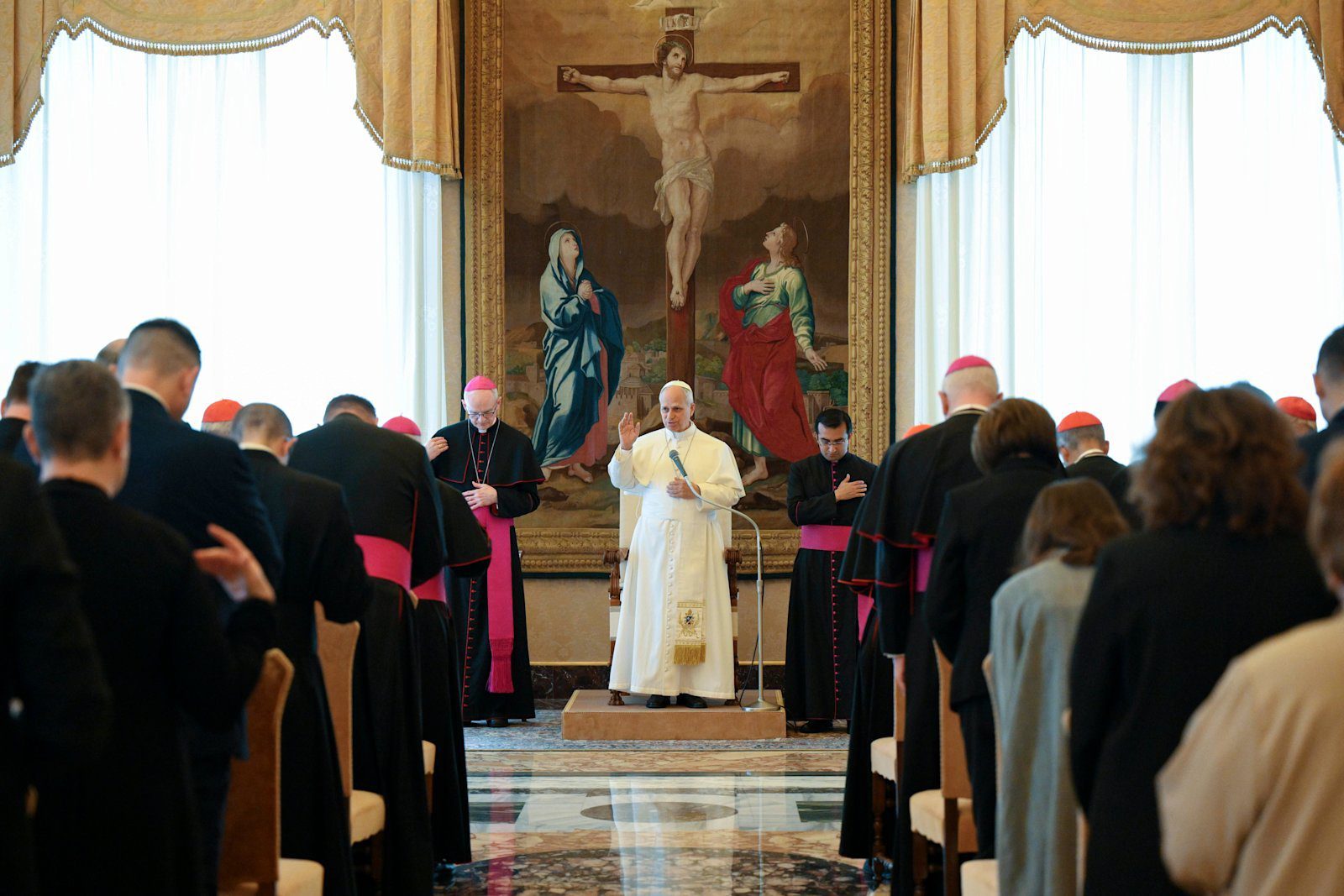 Pave Leo XIV ber sammen med medlemmer av Dikasteriet for evangelisering i Vatikanet 28. mai 2026.