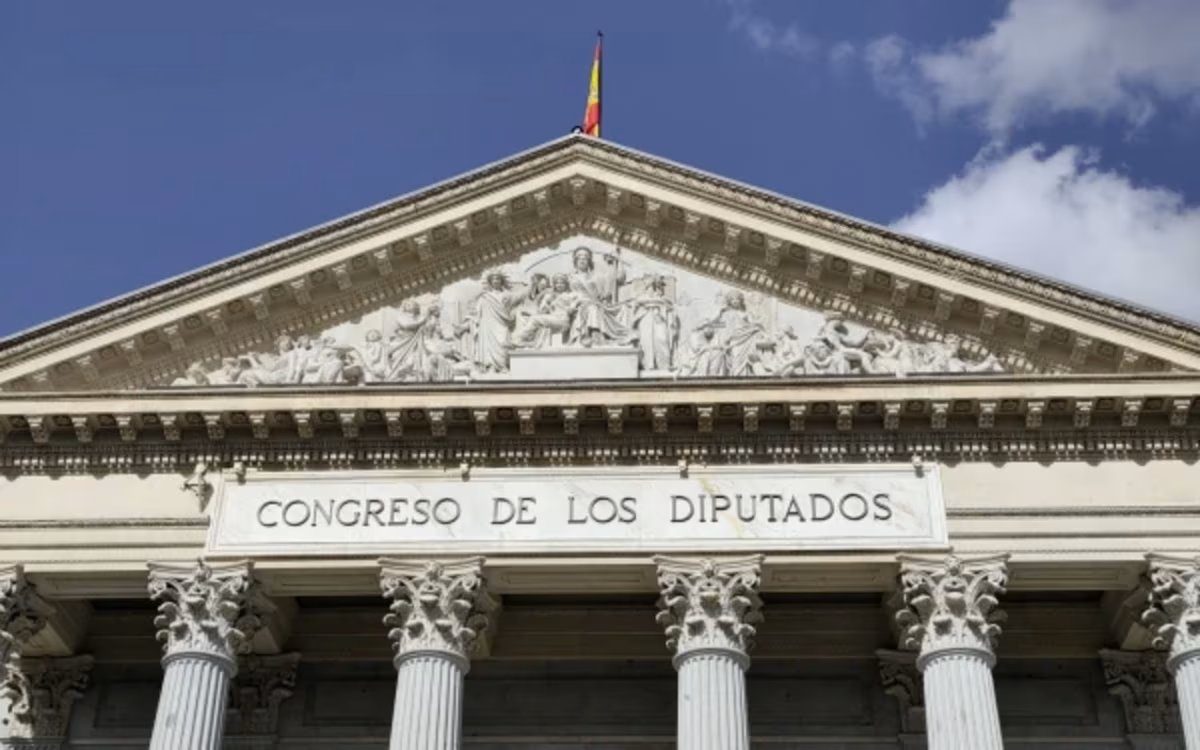 Hovedfasaden til Deputertkammeret, underhuset i Madrid.