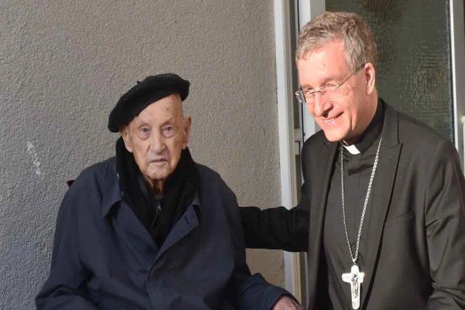 Pater Bruno Kant og biskop Michael Gerber av Fulda i Tyskland.